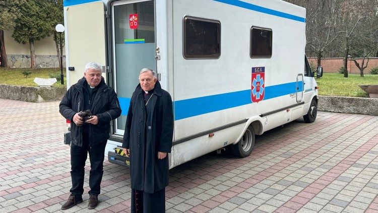 Krajewski na Ucrânia com a van médica do Papa Francisco