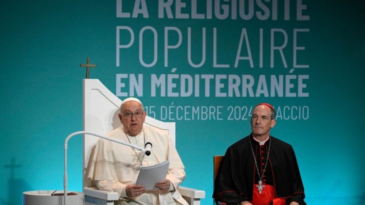 Papa: Piedade Popular, compromisso com o crescimento humano e o progresso social