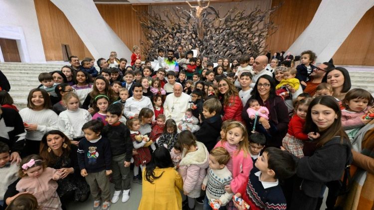 Papa aos funcionários do Vaticano: “rezem em família diante do p
