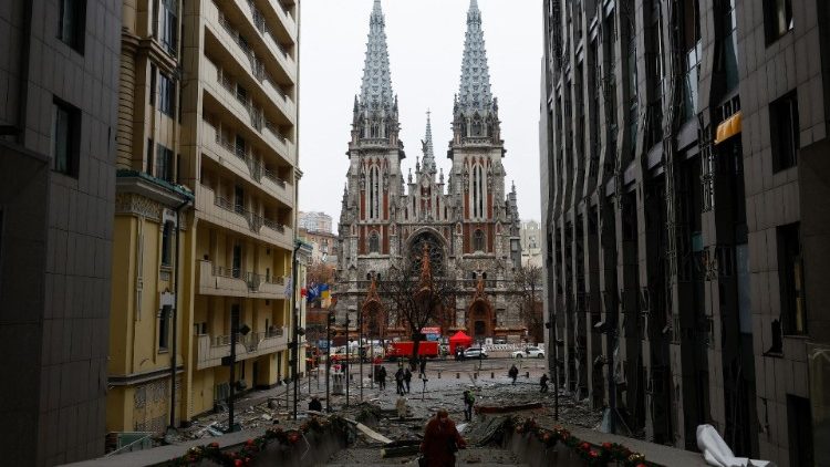 Ataque missilístico russo mata 9 e danifica embaixadas e igreja em Kiev