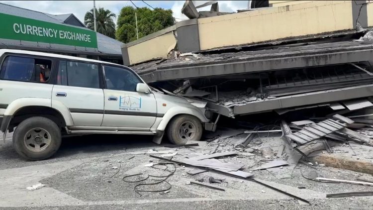 Terremoto de magnitude 7.3 causa mortes e destruição em Vanuatu