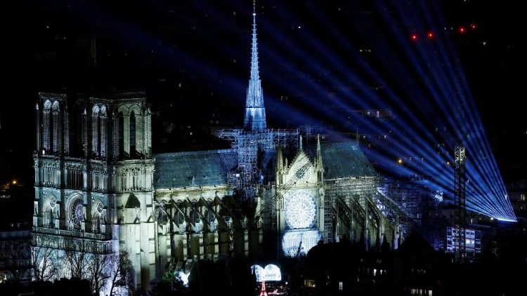 Papa para reabertura de Notre-Dame: que seja sinal de renovação da Igreja na França
