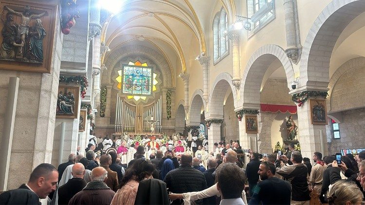 A entrada do Patriarca Pizzaballa em Belém para a celebração do Natal