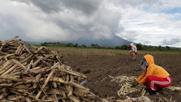 Erupção do vulcão Kanlaon: a ajuda dos bispos e da Caritas aos deslocados