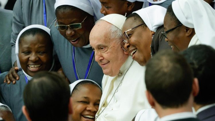 O Papa: a missão das religiosas é servir aos últimos, e não serem servas de alguém