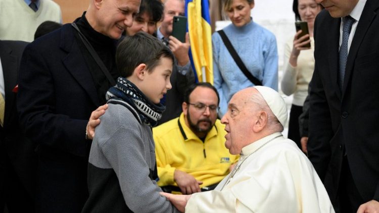 Papa ganha medalha da paz da Ucrânia e livro sobre a tragédia italiana de Rigopiano