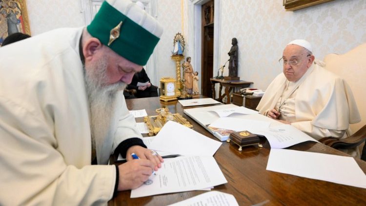 O Papa: rejeitar a lógica da violência e colaborar para o bem comum