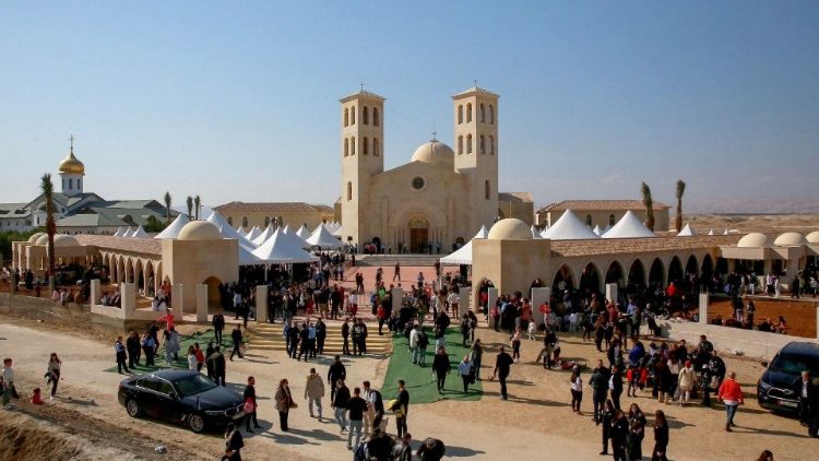 Oração e acolhida de peregrinos: a vida dos missionários na nova igreja do Batismo de Jesus