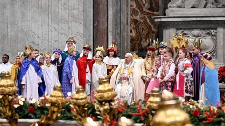 Papa: como Maria, acolhamos o convite a proteger a vida, a cuidar das vidas feridas