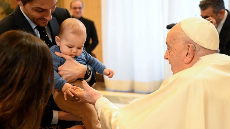 Papa: fazer o bem a todos, começando pelos mais necessitados