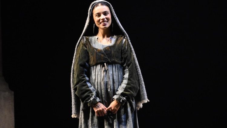 Em Roma, 1600 pessoas carentes na pré-estreia do musical Bernardete de Lourdes