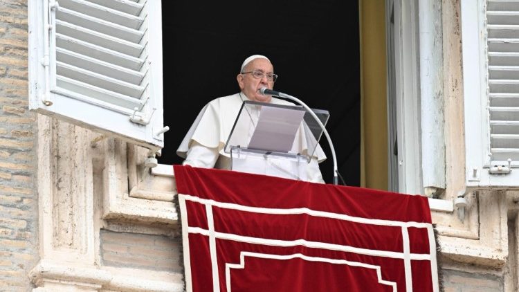 Papa convida a festejarmos a data do Batismo como um novo aniversário