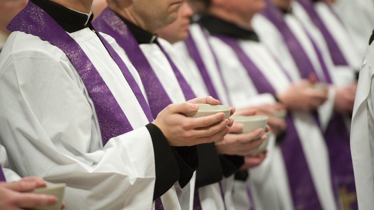 Da luta contra os abusos às redes sociais, novas diretrizes da CEI sobre a formação de padres na Itália