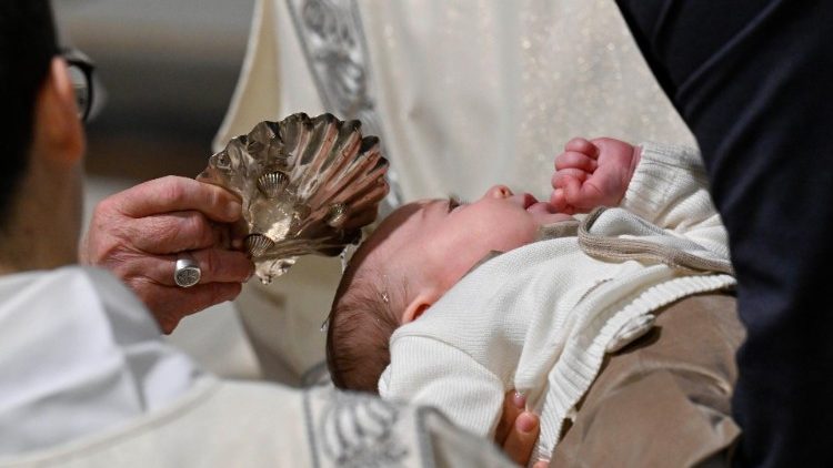 O Papa: que as crianças cresçam na fé, uma verdadeira humanidade na alegria da família