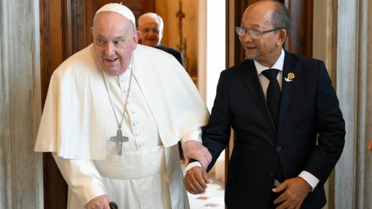 Papa recebe presidente de transição do Haiti