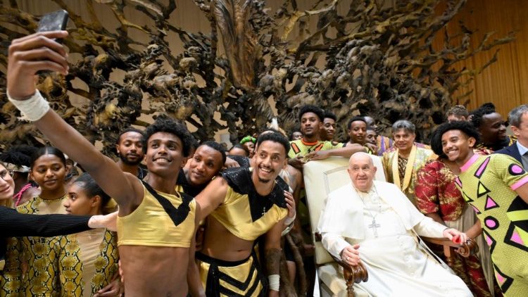O poder de um sorriso, artistas de CircÁfrica encontram o Papa