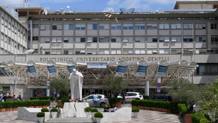 “Noite tranquila” para o Papa no Gemelli, Francisco descansa e lê jornais