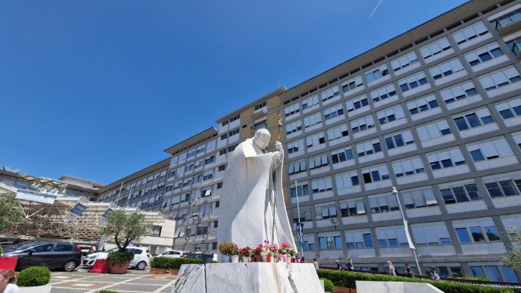 Melhoram as condições de saúde do Papa, porém, não conduzirá o Angelus dominical