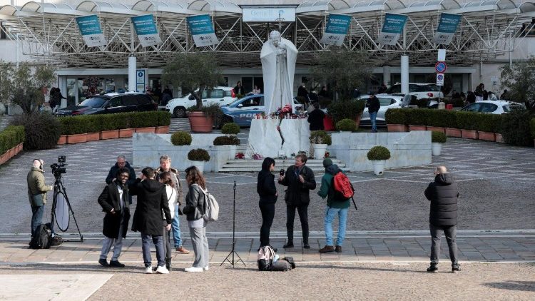 Papa Francisco transcorre bem a noite no Gemelli