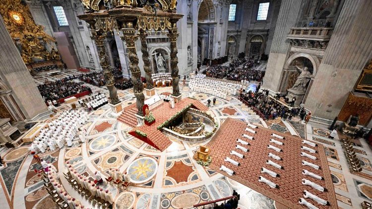 Fisichella: os diáconos como “pontes” entre o altar e a rua