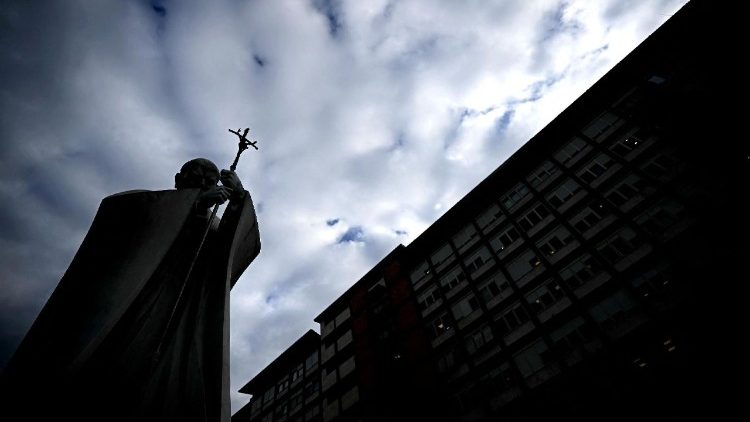 Papa no Gemelli: exames revelam infecção polimicrobiana