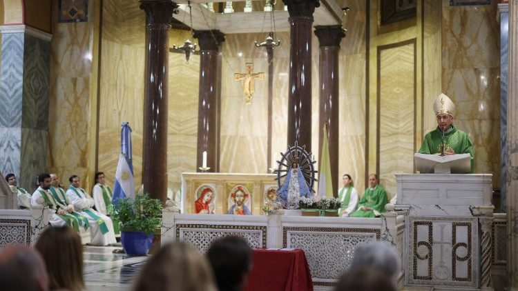 Reina: “Como uma família, para nosso pastor Francisco”