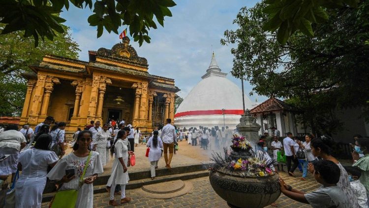 Sri Lanka: um ritual puja em um templo budista dedicado ao Papa