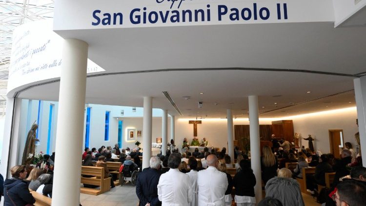 No Gemelli, oração pelo Papa, Beccalli: a pessoa com suas fragilidades no centro
