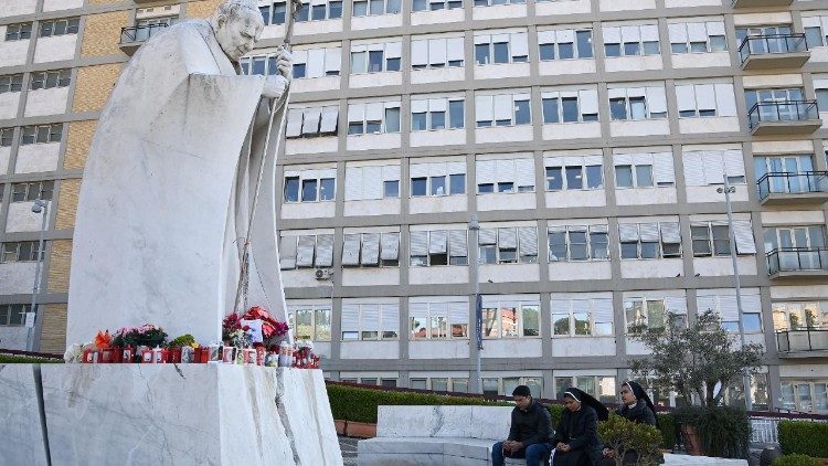 Papa não conduzirá o Angelus. Missa para diáconos será presidida por dom Fisichella