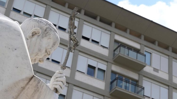 Papa está sem febre e prossegue terapia