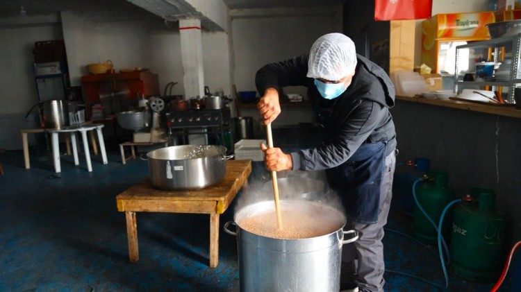 Padre maronita, com esposa e filhos, cozinha para pobres no Líbano