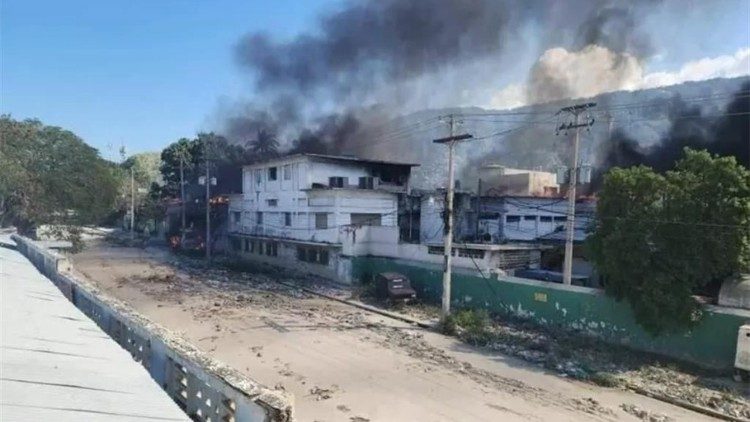 Haiti: incendiado o Hospital de Porto Príncipe