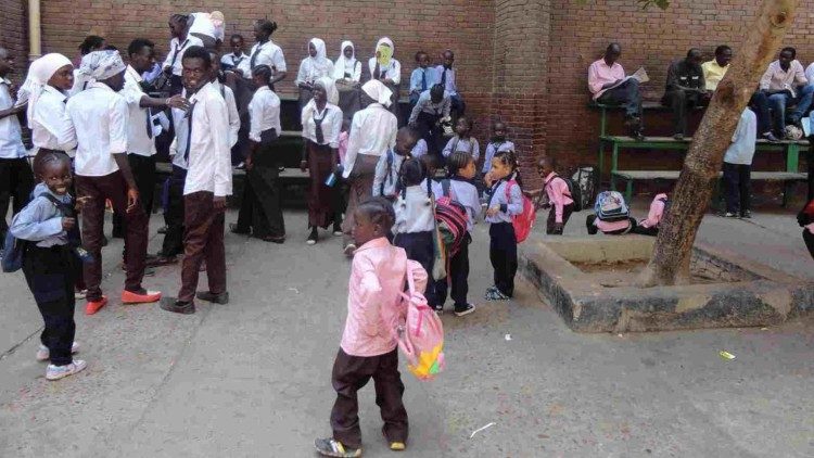 Sudaneses e sul-sudaneses celebram o centro Arbaa wNus no cairo