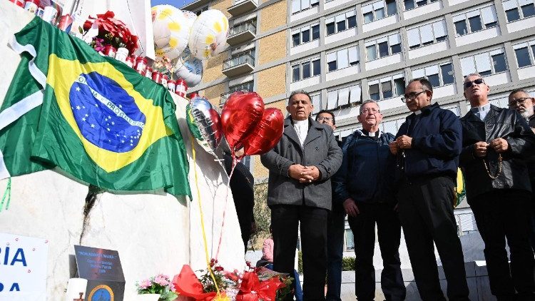 Papa no Gemelli, condições permanecem críticas, mas sem novas crises respiratórias