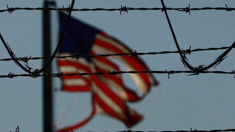 Estados Unidos: com corte no financiamento a refugiados, bispos processam Trump