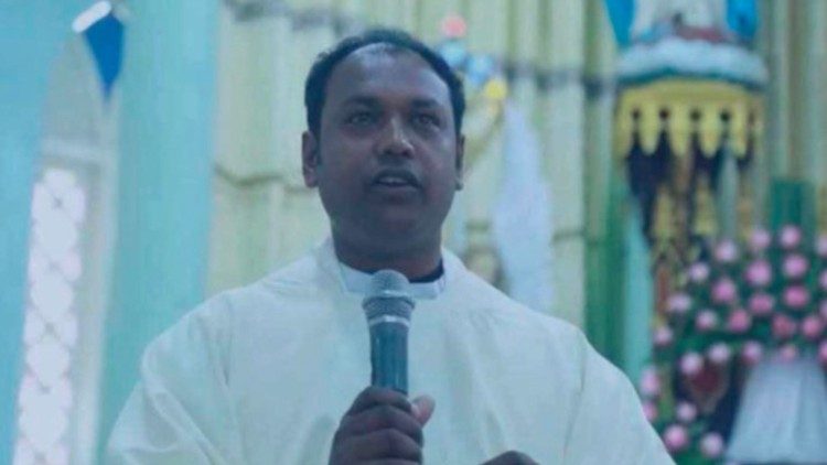 “Só me ajoelho diante de Deus”: as últimas palavras de padre assassinado em Mianmar