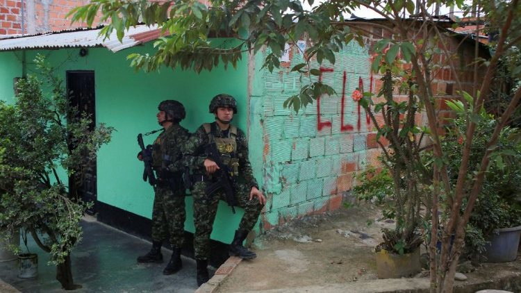 Colômbia, toque de recolher e milhares de deslocados pela “greve armada” do ELN