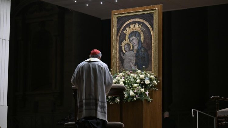 A oração pelo Papa na Praça São Pedro “para que recupere logo a saúde”, afirma Parolin
