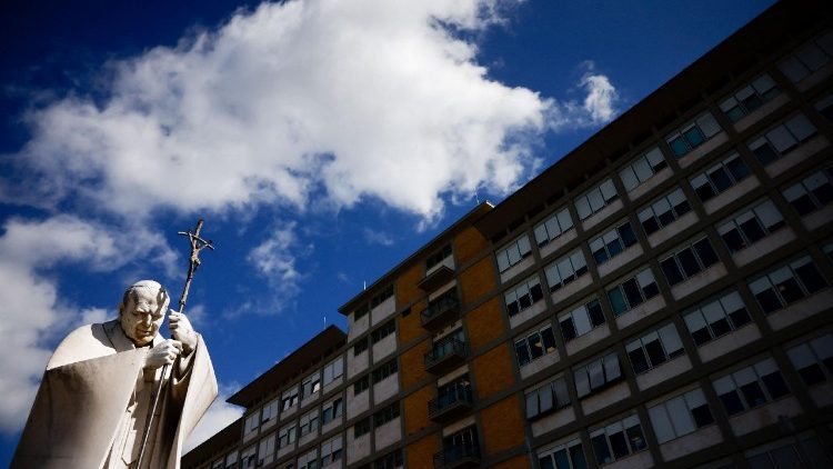 Papa no Gemelli: confirma-se a melhora das condições clínicas