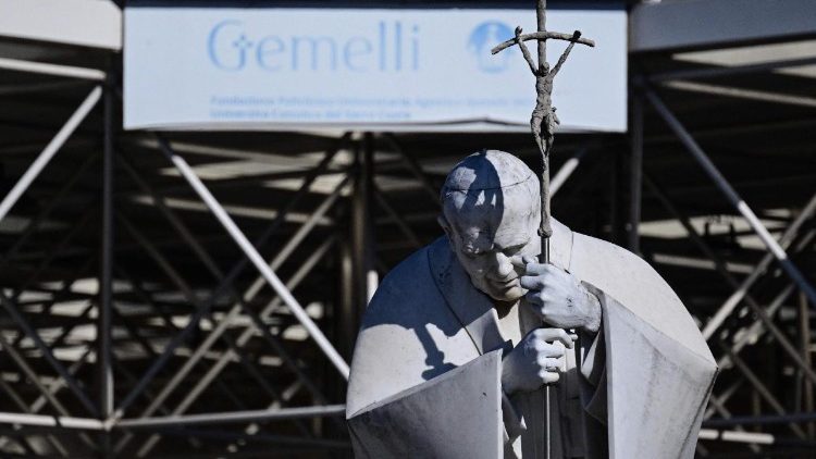 O Papa no Gemelli, condições clínicas estáveis. O tratamento continua