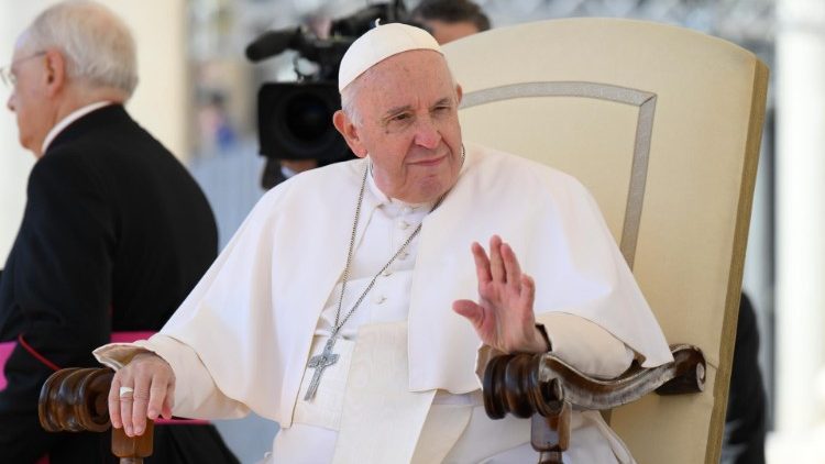 Papa no Gemelli: leve melhora, está sem febre e continua suas atividades