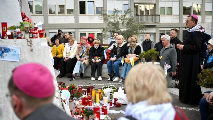 Da Rússia ao Gemelli para rezar pelo Papa: unimo-nos a ele e aos seus apelos por paz