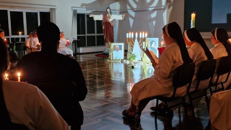 Apóstolas do Sagrado Coração de Jesus rezam pelo Papa Francisco