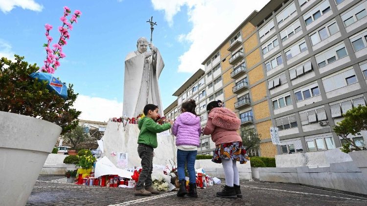 Papa: o físico está fraco, mas nada impede de amar e rezar