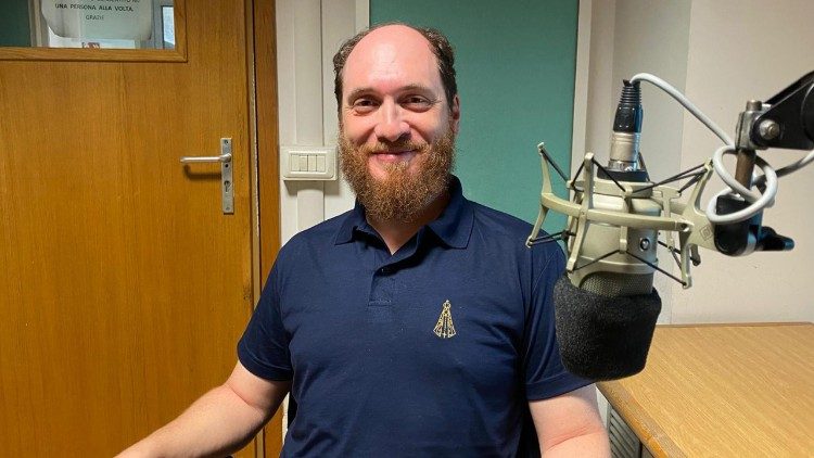 Fábio Tucci Farah visita a Rádio Vaticano e fala sobre o valor das Relíquias