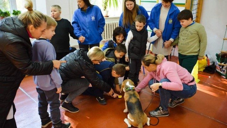 Ucrânia: crianças procuram superar traumas de guerra com ajuda de cães
