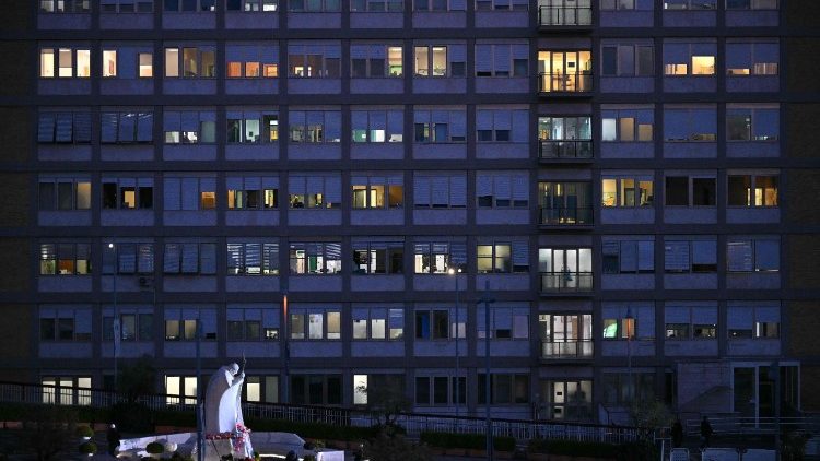 Papa: condição estável dentro de um quadro complexo; dia entre descanso e oração