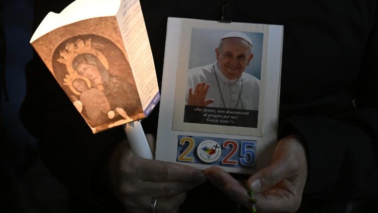 A oração do terço pela saúde do Papa volta à Praça São Pedro a partir de hoje