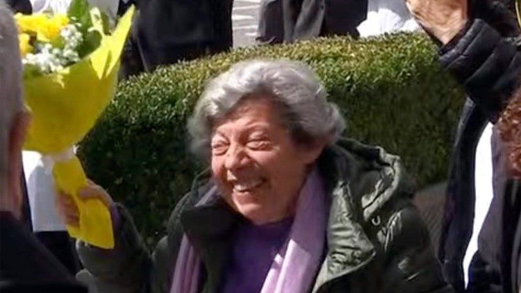 Carmela, a “senhora das flores amarelas”: todos os dias no Gemelli para o Papa