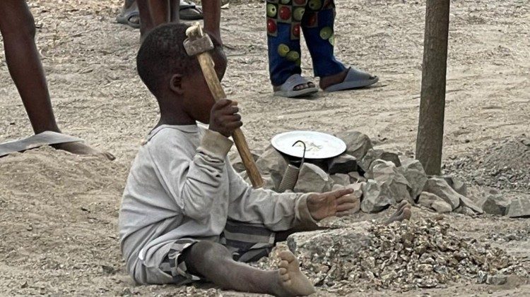 Benim: as crianças que já nascem com um martelo na mão